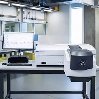 اسپکتروفتومتر UV-Vis Cary 7000 UMS